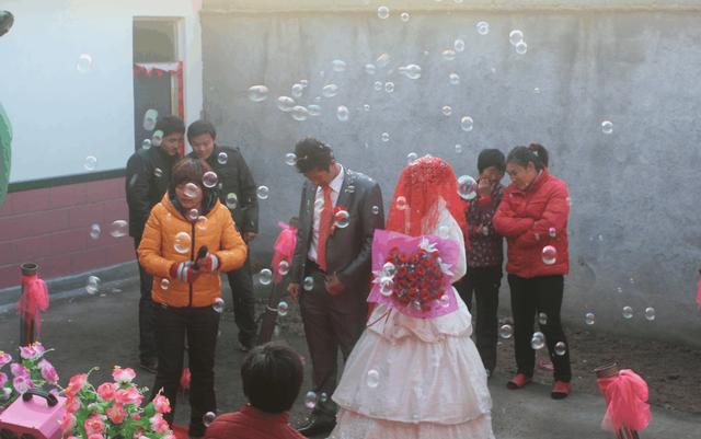 工作5年給老闆隨禮15次，結婚他卻送我薄紅包，拆開後我瞪大雙眼
