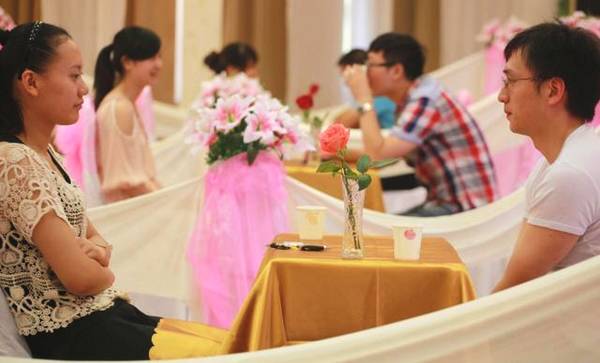 哥哥裝窮去相親，吃飯中途去接電話，哥哥結帳時服務員說已經付過了！