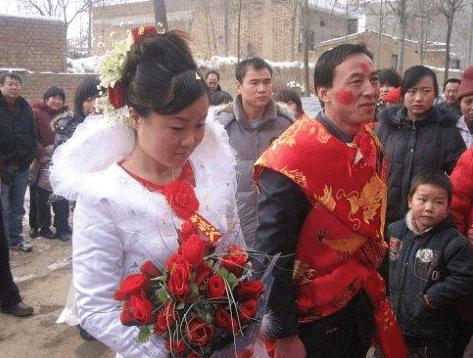 母親再婚不要我，小姑養我7年，結婚前母親給我一張卡，我心涼了
