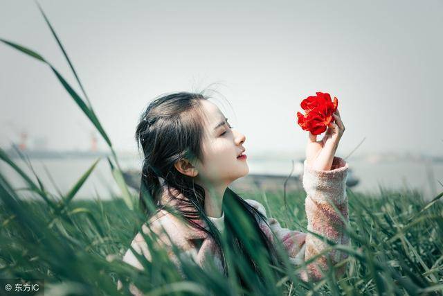 女友打工供我上大學，我學成歸來卻提分手，2年後我悔青腸子
