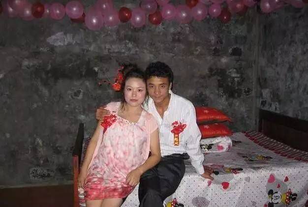新娘子僅穿睡衣結婚，畫面十分寒磣，網友：替她委屈