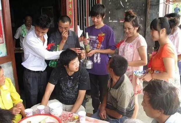 新娘子僅穿睡衣結婚，畫面十分寒磣，網友：替她委屈