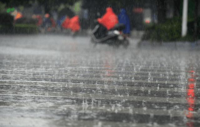 小女孩刮花豪車，原地冒雨等了2個小時，司機來後反而給3萬