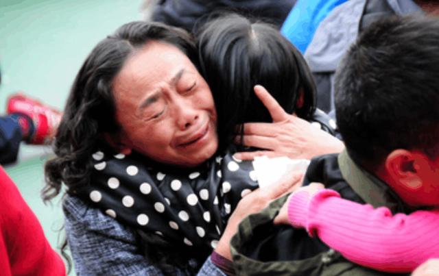 丈夫去世妻子哭得死去活來，一月後卻又嫁人，村裡人說她是好妻子