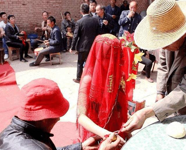 丈夫去世妻子哭得死去活來，一月後卻又嫁人，村裡人說她是好妻子