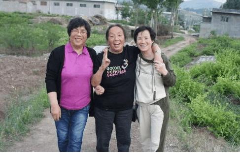 丈夫去世妻子哭得死去活來，一月後卻又嫁人，村裡人說她是好妻子