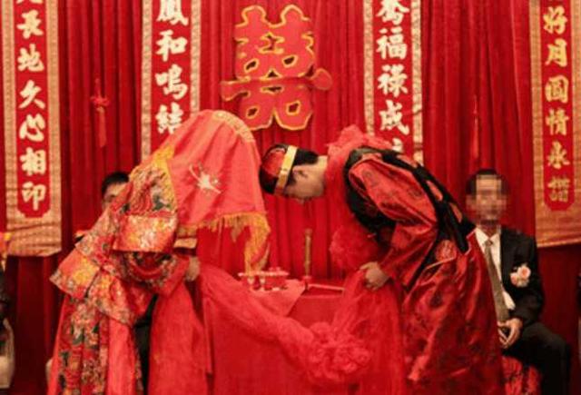 男子追她五年，她嫁給別人，去參觀他家看見陽台上的人，她落淚了