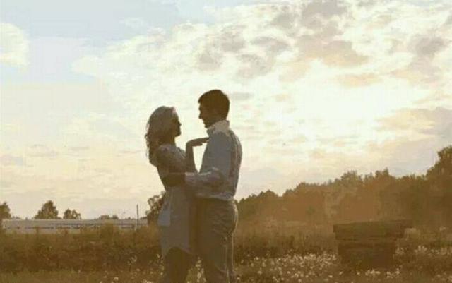 兒子離世三個月，兒媳再婚，收拾兒子遺物，婆婆跪謝兒媳仁義