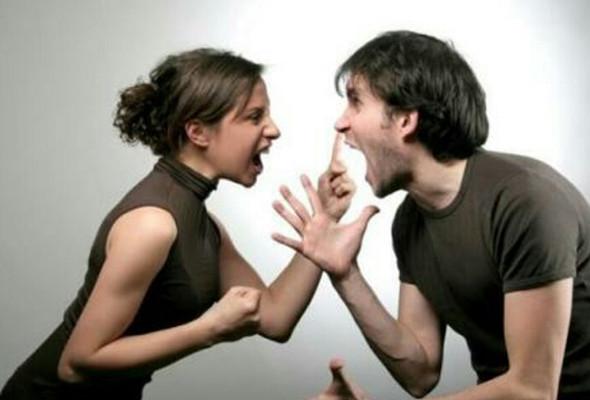 婆婆：你怎麼變成潑婦了？媳婦：我不變，全家等著餓死嗎