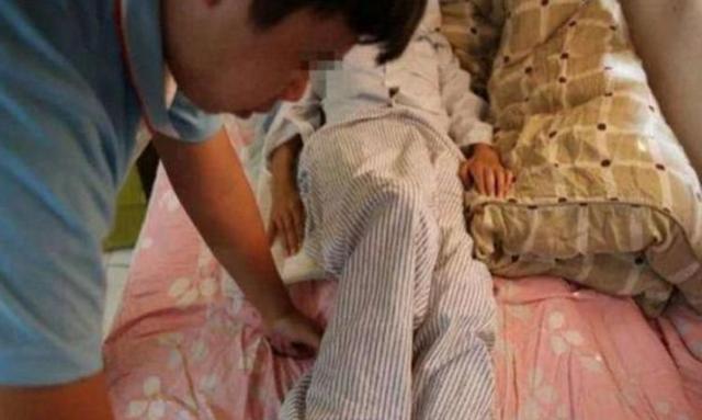 老婆癱瘓，總是拒絕俺給她擦洗，掀開被子，俺將親媽告上法庭
