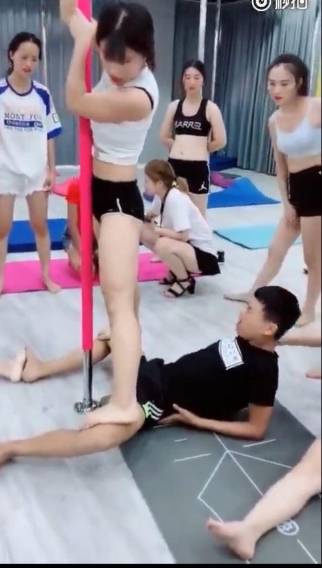 舞蹈教室根本開後宮！男子壓筋視角超好…網友全暴動：此痛可忍