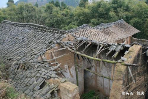 女子跟丈夫回農村過年，嫌婆家髒要住賓館，隔天回娘家，癱地上