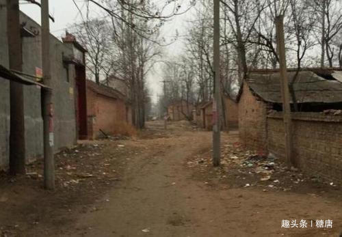 女子跟丈夫回農村過年，嫌婆家髒要住賓館，隔天回娘家，癱地上