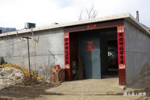 女子跟丈夫回農村過年，嫌婆家髒要住賓館，隔天回娘家，癱地上