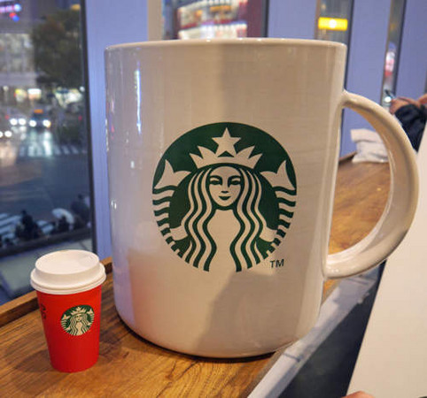 他砸8萬買下「巨無霸星巴客杯子」　滿懷期待捧著它去買咖啡「店員反應讓網友笑翻」：超專業！