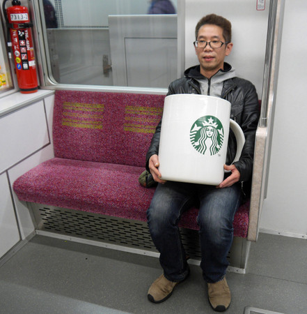他砸8萬買下「巨無霸星巴客杯子」　滿懷期待捧著它去買咖啡「店員反應讓網友笑翻」：超專業！