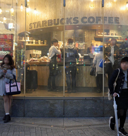 他砸8萬買下「巨無霸星巴客杯子」　滿懷期待捧著它去買咖啡「店員反應讓網友笑翻」：超專業！