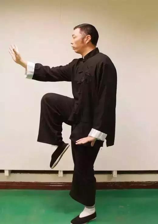 站著不動就能養生！每天這樣站10秒，調五臟，助長壽！