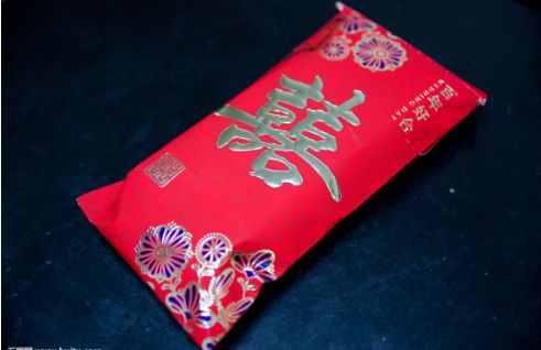 第一次去見有錢公婆，臨走前婆婆給俺一個紅包，打開後男友轟俺走