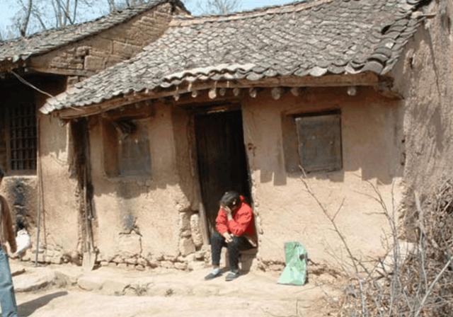 老漢收留了個傻女人，為給她治病花光棺材本，最後老漢樂開了花