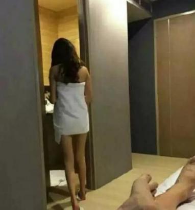 和老公正在辦事，門突然「吱呀」一聲開了，等看清是誰後我忍不住嚎啕大哭！！  
