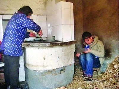 春節爸爸沒回，後媽給親兒子大魚大肉，給養子喝湯，吃完後悲劇了