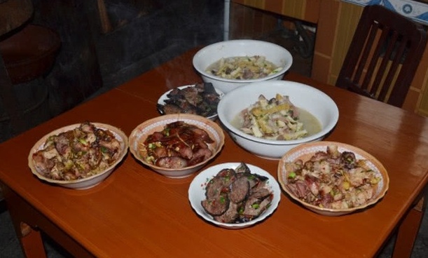 春節爸爸沒回，後媽給親兒子大魚大肉，給養子喝湯，吃完後悲劇了