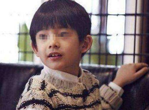 4歲兒子飯前洗手，總說廚房裡有壞人，父親納悶，進去一瞧，蒙住
