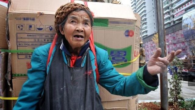 老人每次都拿冥幣買早餐，老闆不拆穿還找她十塊，半年後來了驚喜