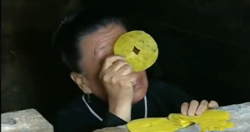 兒子把親娘關進墳墓，每送一頓飯就砌一塊磚，直到把墳口堵住！