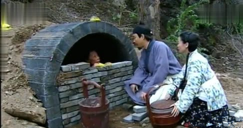 兒子把親娘關進墳墓，每送一頓飯就砌一塊磚，直到把墳口堵住！