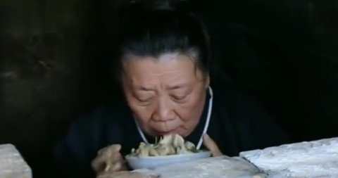 兒子把親娘關進墳墓，每送一頓飯就砌一塊磚，直到把墳口堵住！