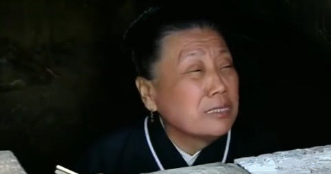 兒子把親娘關進墳墓，每送一頓飯就砌一塊磚，直到把墳口堵住！