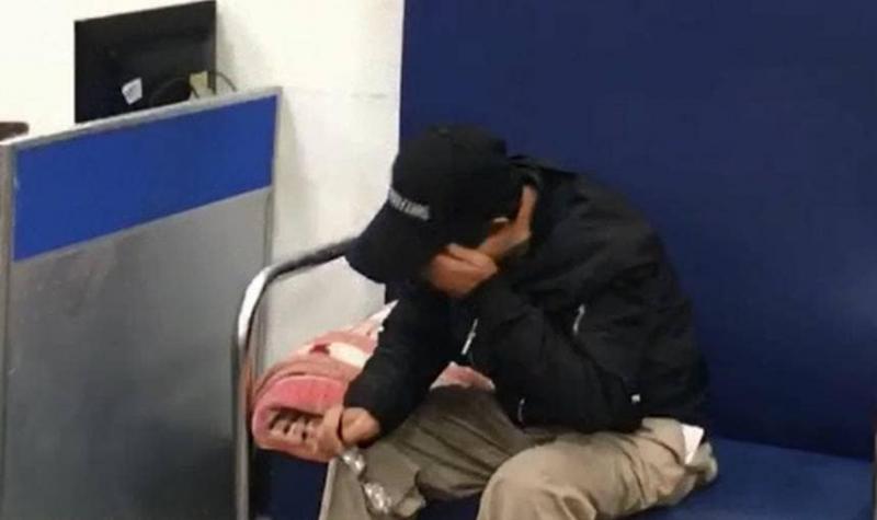 欠債不敢回家，淪落街頭10年！街友聞母死訊崩潰痛哭，哥哥帶他回家團圓～