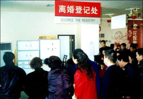 為慶祝丈夫凈身出戶，妻子舉行離婚慶典，中途接一電話，妻子傻住