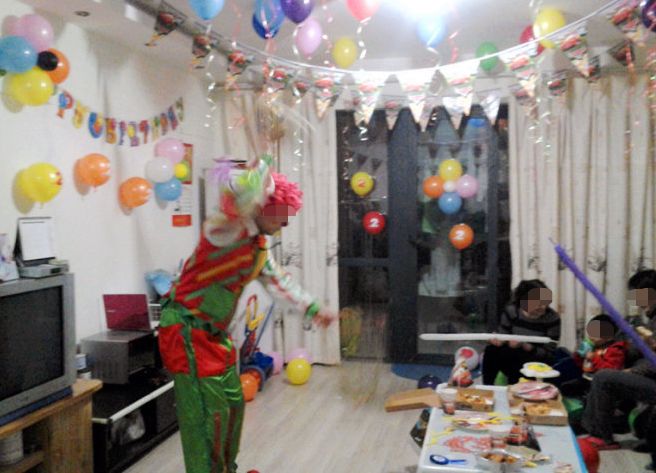 為慶祝丈夫凈身出戶，妻子舉行離婚慶典，中途接一電話，妻子傻住