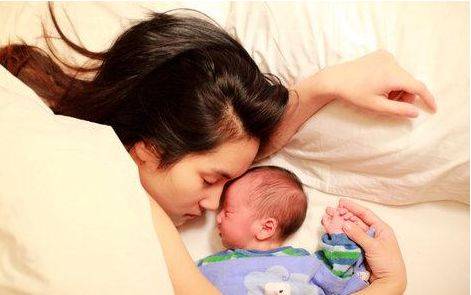 我坐月子，婆婆給我煲滋補雞湯，看了一眼煲，我把雞湯潑在她身上