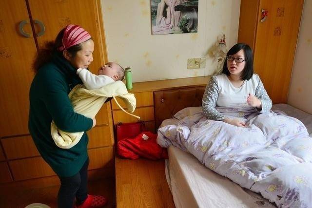 帶孫子5年兒子從不給一分錢，隔窗偷聽兒媳打電話，婆婆愣那了