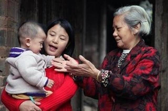帶孫子5年兒子從不給一分錢，隔窗偷聽兒媳打電話，婆婆愣那了