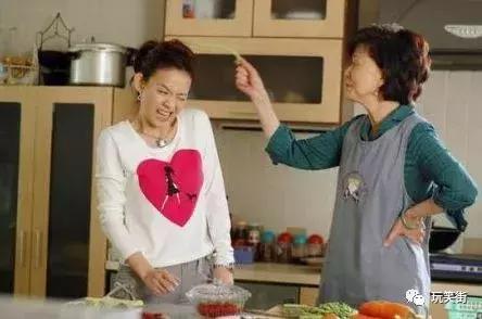 妻子遭婆婆打耳光，丈夫在邊上無視，俺指指陽台。母子倆跪求原諒