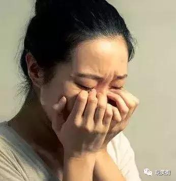 妻子遭婆婆打耳光，丈夫在邊上無視，俺指指陽台。母子倆跪求原諒