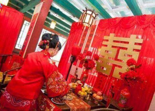 為救弟弟，父親將姐姐嫁給傻子，多年後姐門前，圍滿豪車