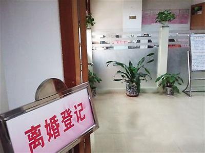 離婚三年前夫沒再娶，妻子帶有錢丈夫去羞辱前夫，推開門蒙了