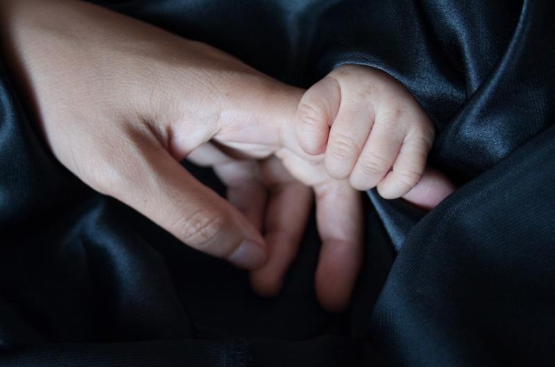 不放心給保姆帶，慈父親自顧兒！爸爸市集擺攤賣肉，1歲半兒子「睡在塑膠箱」！