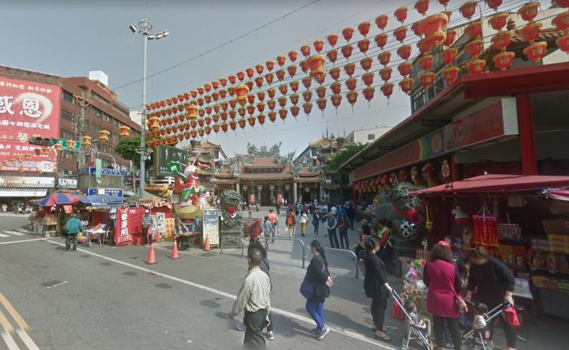 不放心給保姆帶，慈父親自顧兒！爸爸市集擺攤賣肉，1歲半兒子「睡在塑膠箱」！