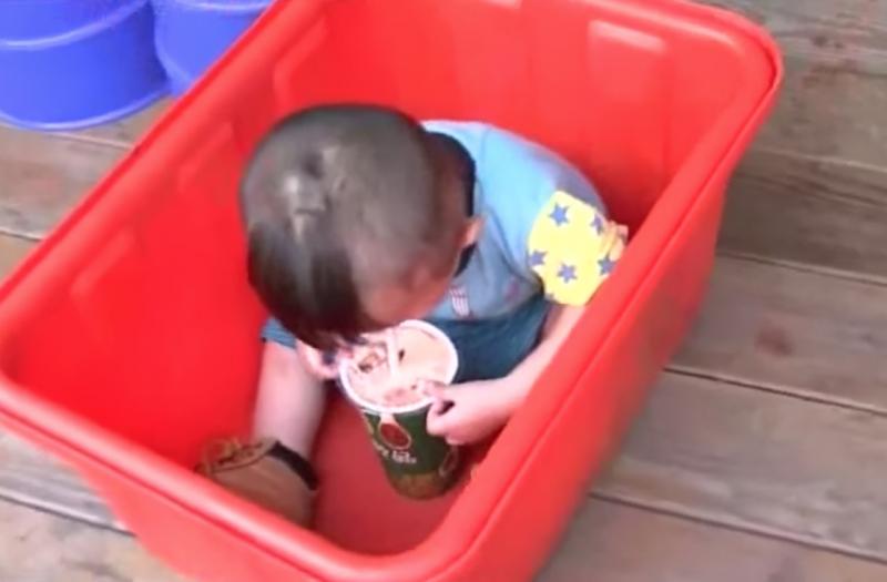 不放心給保姆帶，慈父親自顧兒！爸爸市集擺攤賣肉，1歲半兒子「睡在塑膠箱」！