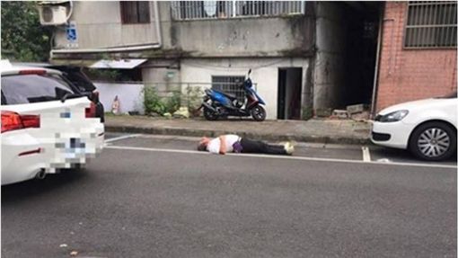 超扯路人「把車子停進別人家裡」出門爽玩，女主人「拉鐵門鎖車」霸氣留紙條：等我回國再說！