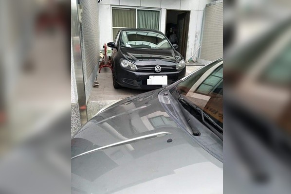 超扯路人「把車子停進別人家裡」出門爽玩，女主人「拉鐵門鎖車」霸氣留紙條：等我回國再說！