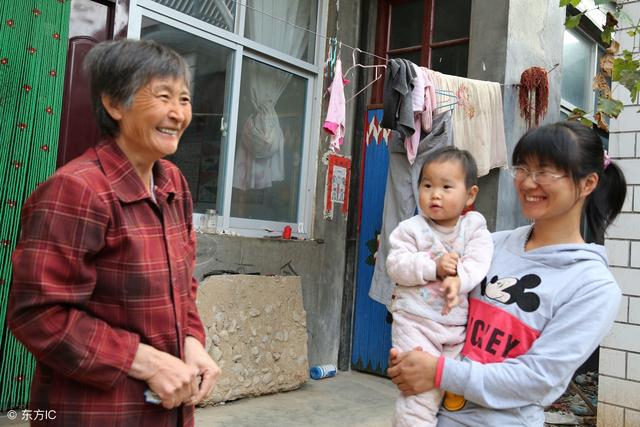 老母親病重找兒子借錢，兒媳給盒糖果打發，回去一看....忍不住痛哭流涕！！