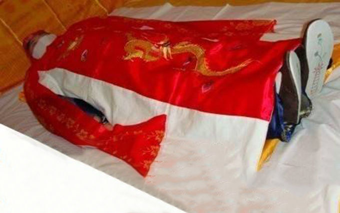父親去世，俺回村奔喪，夜裡陪嫂子守靈，無意聽見她夢語，報了警